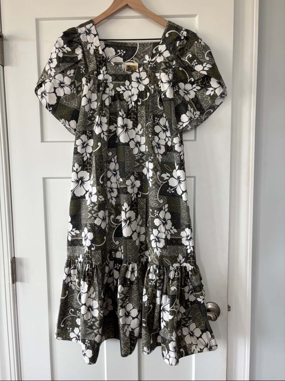 Winnie Fashion Made in Hawaii Short Mu’u Mu’u Dress Olive White Floral M